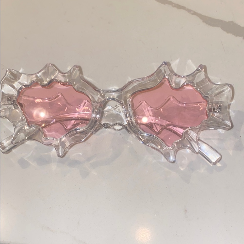 Clear Leaf-Shaped Sunglasses with pink lenses l
